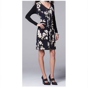 Simply Vera Pleated Front Very Flattering Black and Floral Dress Large V-Neck